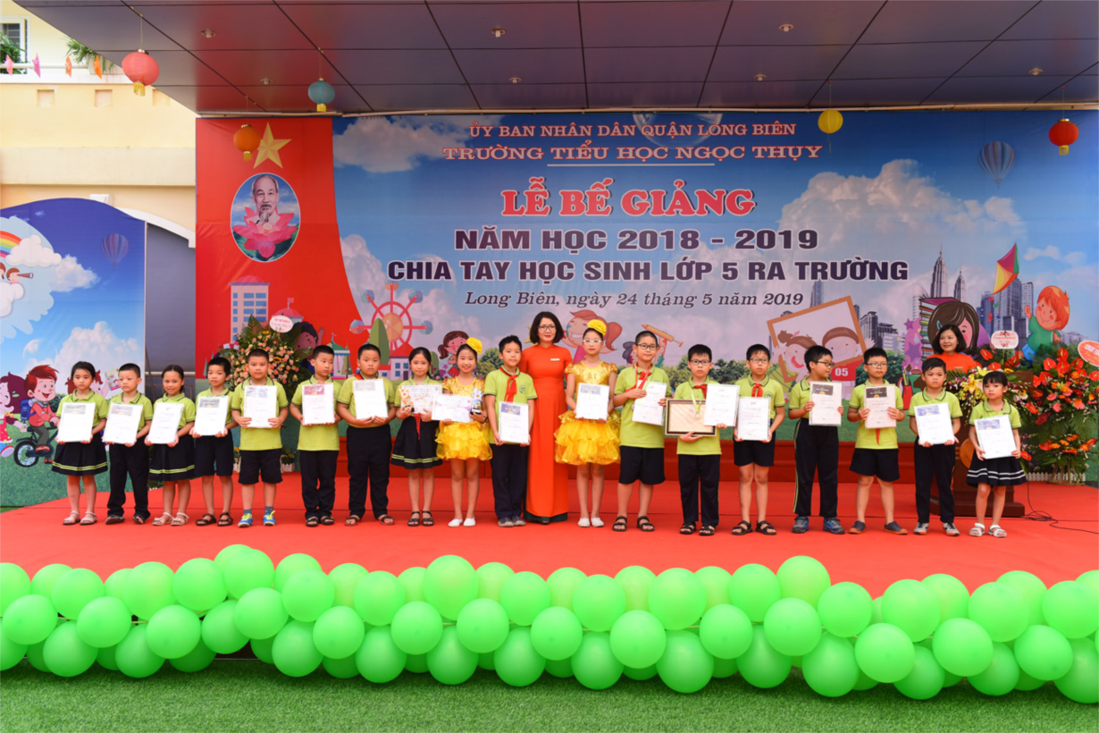 Cô giáo Hoàng Thị Bích Thu - Hiệu trưởng nhà trường trao thưởng cho các em HS đạt giải cao 